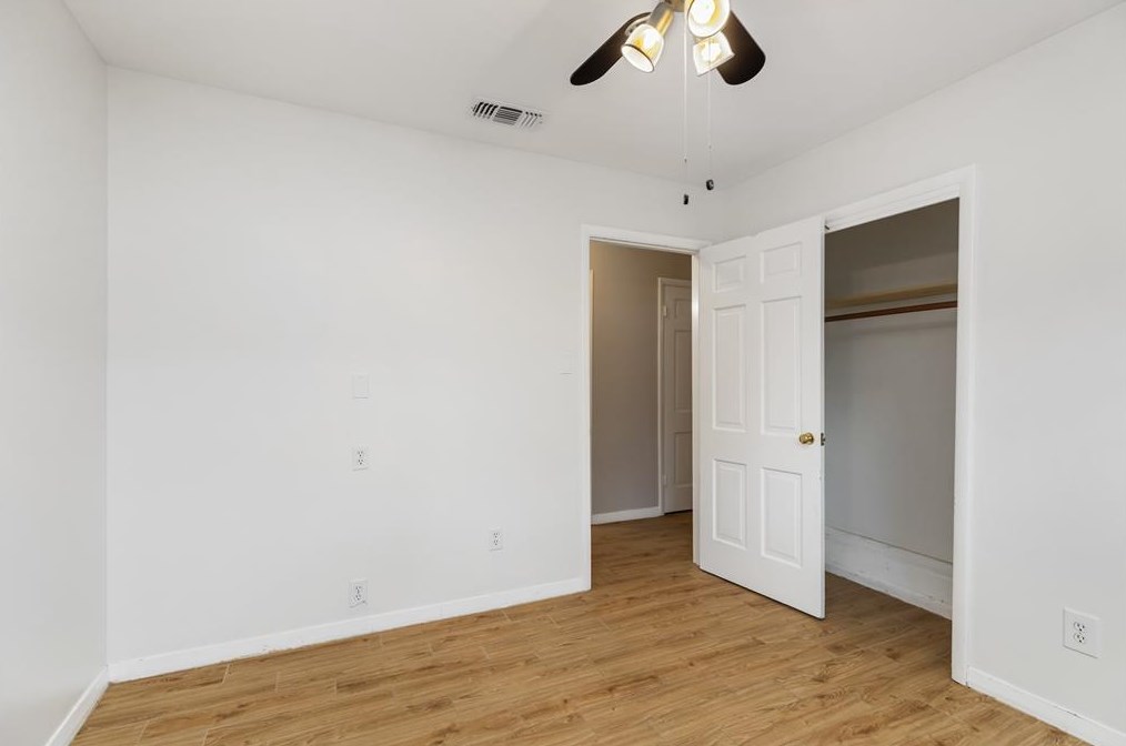 5447 Yarwell Dr, Houston TX  77096-5313 exterior
