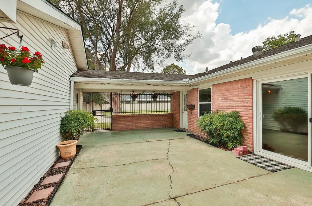 5447 Yarwell Dr, Houston TX  77096-5313 exterior