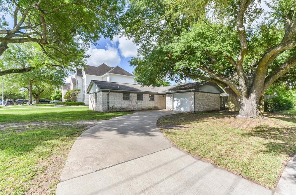 1119 Howard Ln, Bellaire, TX 77401
