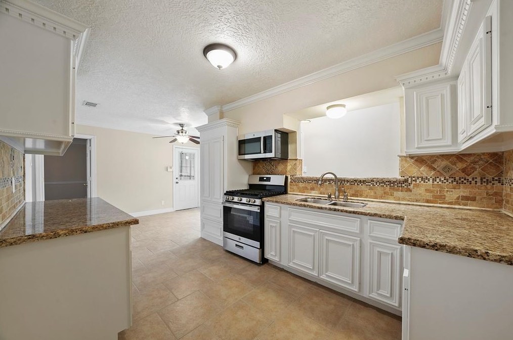 5619 Ashburn St, Houston TX  77033-3214 exterior
