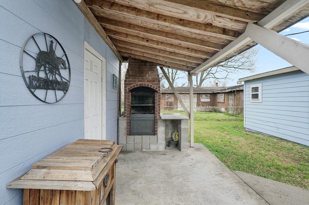 5619 Ashburn St, Houston TX  77033-3214 exterior