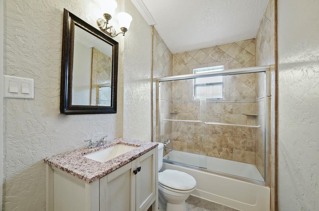 5619 Ashburn St, Houston TX  77033-3214 exterior