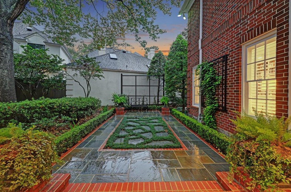 76 Broad Oaks Dr, Houston TX  77056-1201 exterior