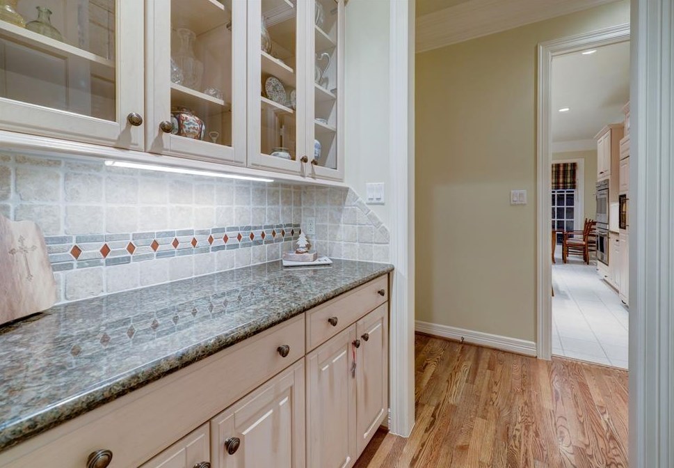 76 Broad Oaks Dr, Houston TX  77056-1201 exterior