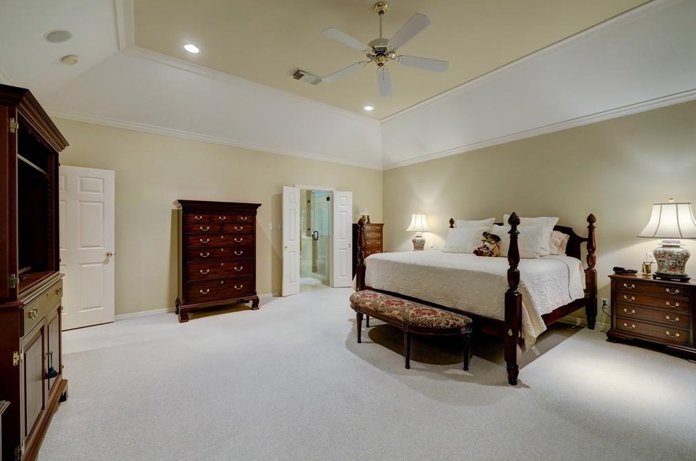 76 Broad Oaks Dr, Houston TX  77056-1201 exterior