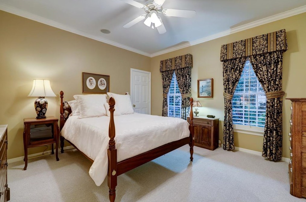 76 Broad Oaks Dr, Houston TX  77056-1201 exterior