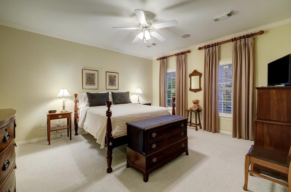 76 Broad Oaks Dr, Houston TX  77056-1201 exterior