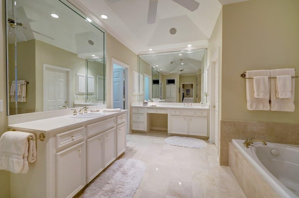 76 Broad Oaks Dr, Houston TX  77056-1201 exterior