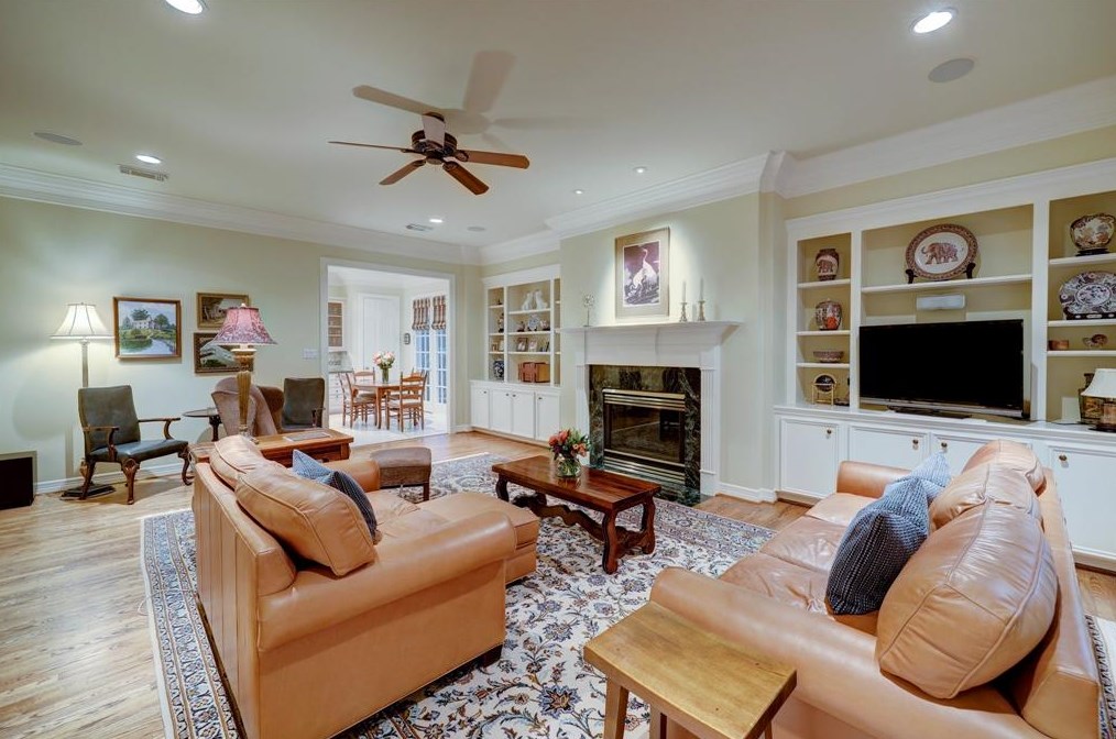 76 Broad Oaks Dr, Houston TX  77056-1201 exterior