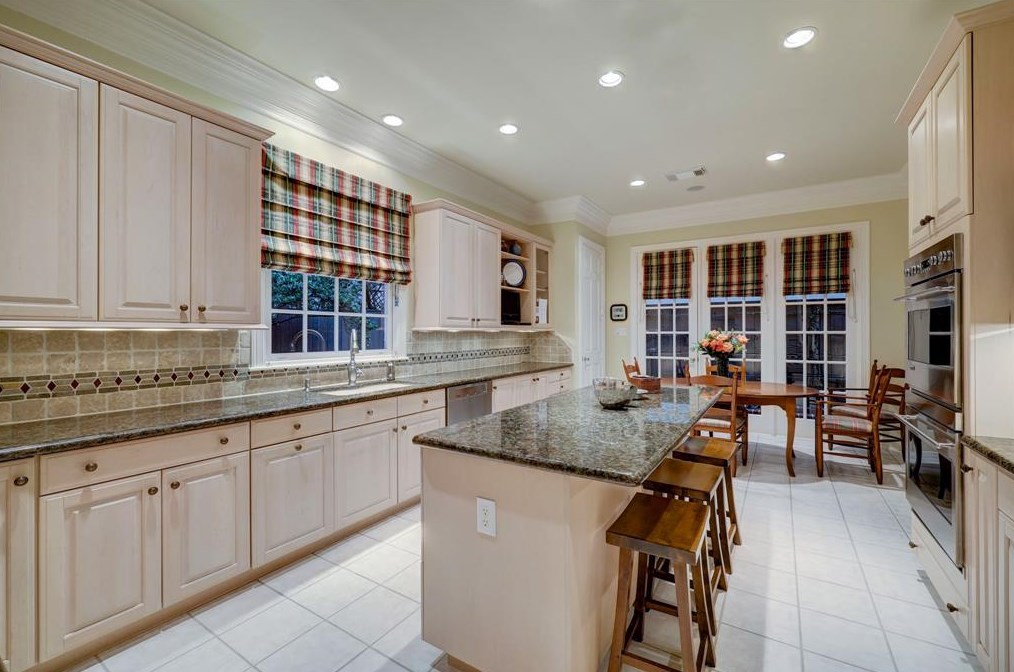 76 Broad Oaks Dr, Houston TX  77056-1201 exterior