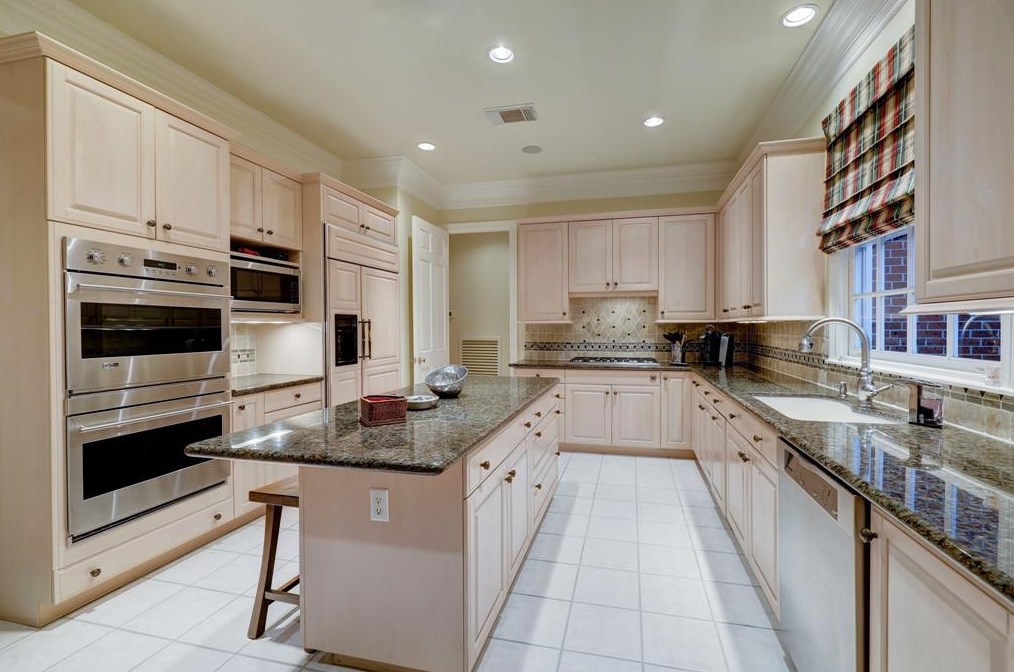 76 Broad Oaks Dr, Houston TX  77056-1201 exterior