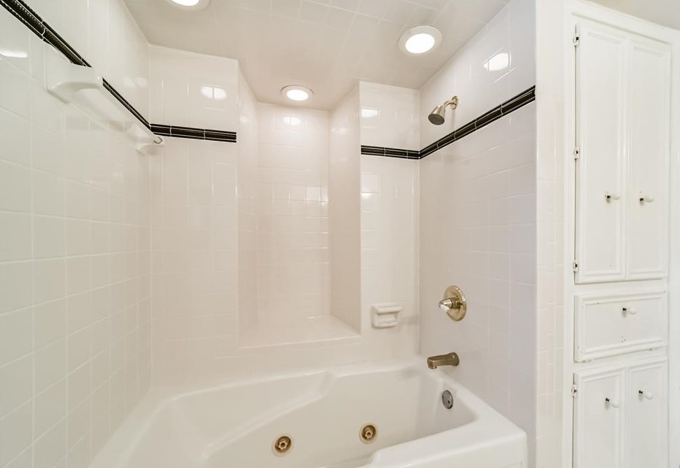 5906 Foresthaven Dr, Houston TX  77066-2407 exterior