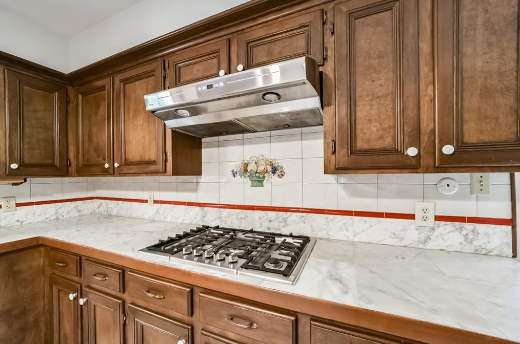 5906 Foresthaven Dr, Houston TX  77066-2407 exterior