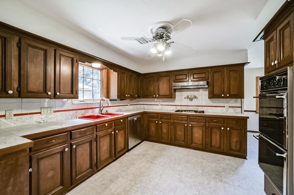 5906 Foresthaven Dr, Houston TX  77066-2407 exterior