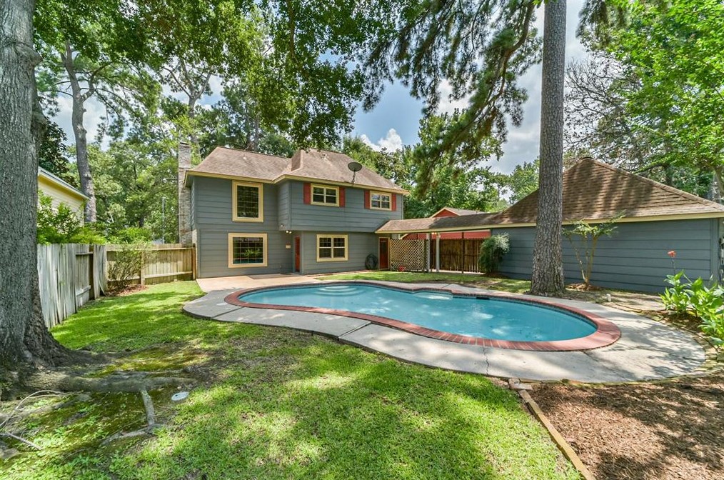 5906 Foresthaven Dr, Houston TX  77066-2305 exterior