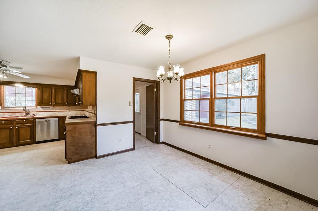 5906 Foresthaven Dr, Houston TX  77066-2407 exterior