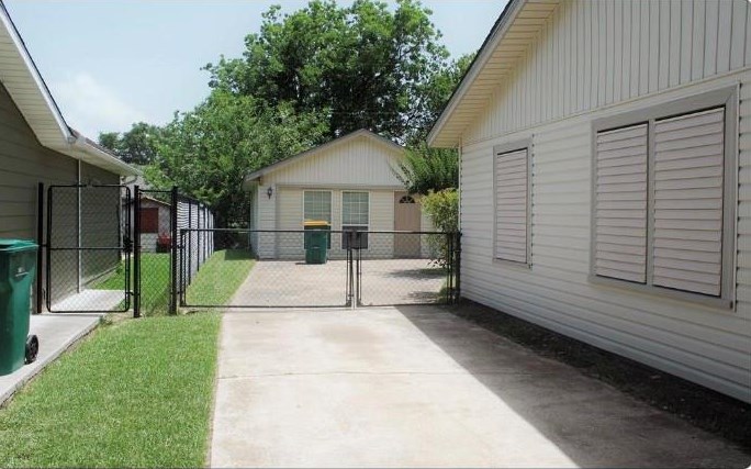 2009 Bogatto St, La Marque, TX 77568