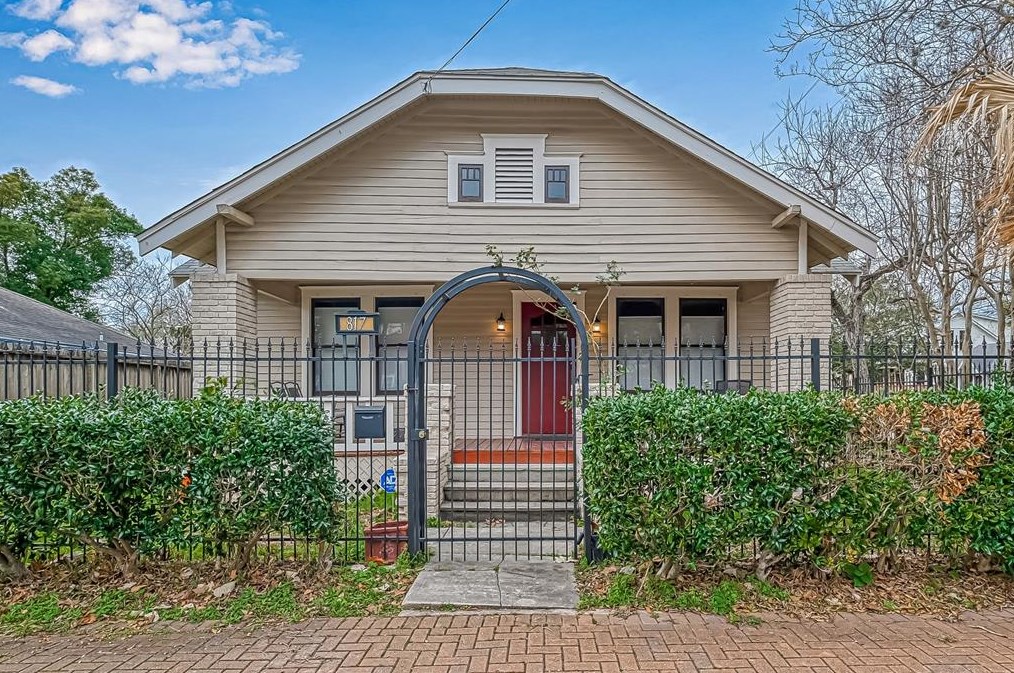817 Henderson St, Houston TX  77007-7606 exterior