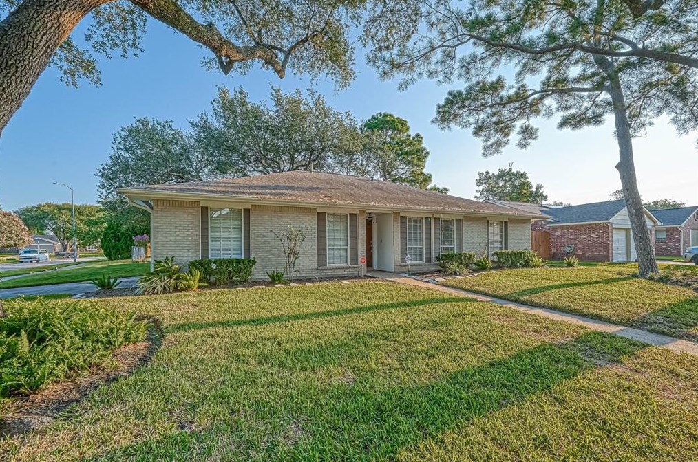 8822 Edgemoor Dr, Houston TX  77036-5312 exterior