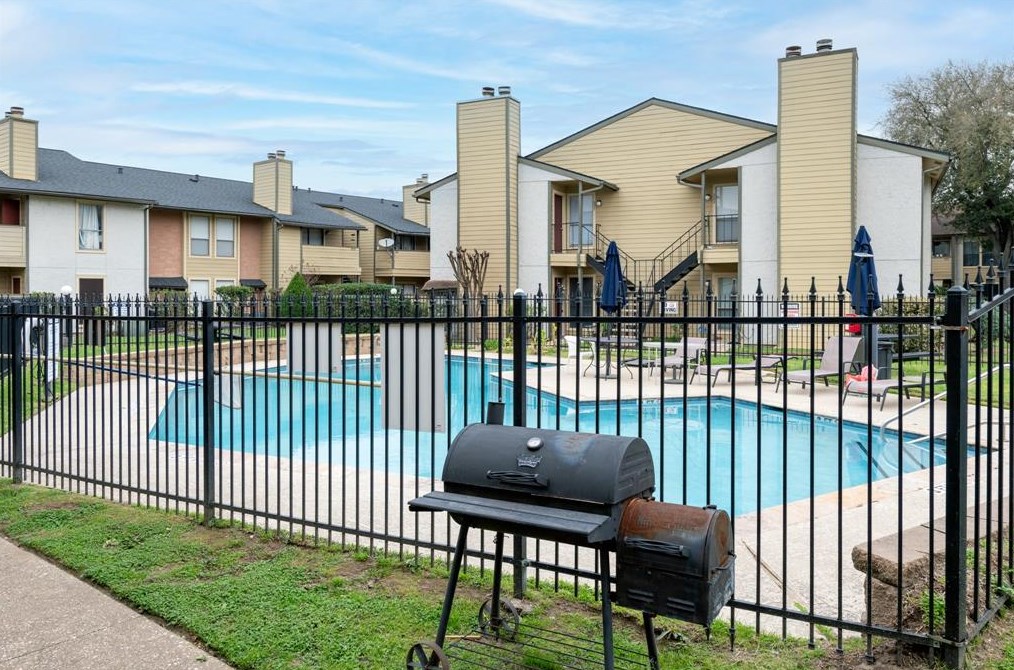 15534 Zabolio Dr, Houston TX 77598-2227 exterior