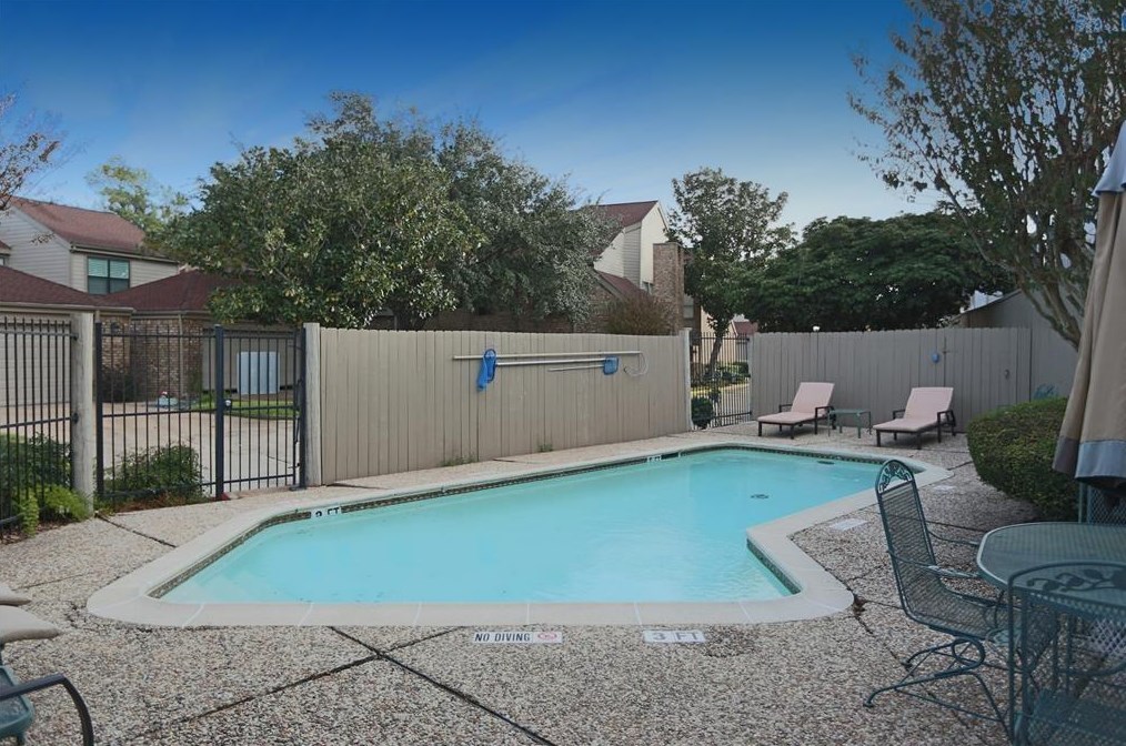 1908 Augusta Dr, Houston TX  77057-3702 exterior