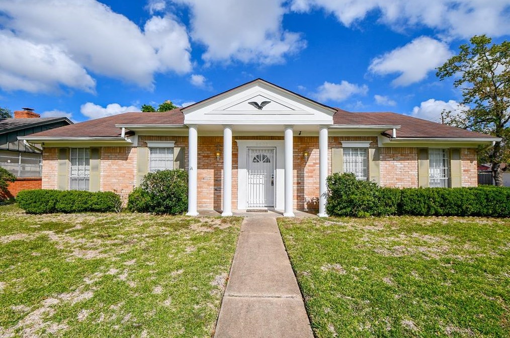 9002 Sandstone St, Houston TX  77036-6104 exterior