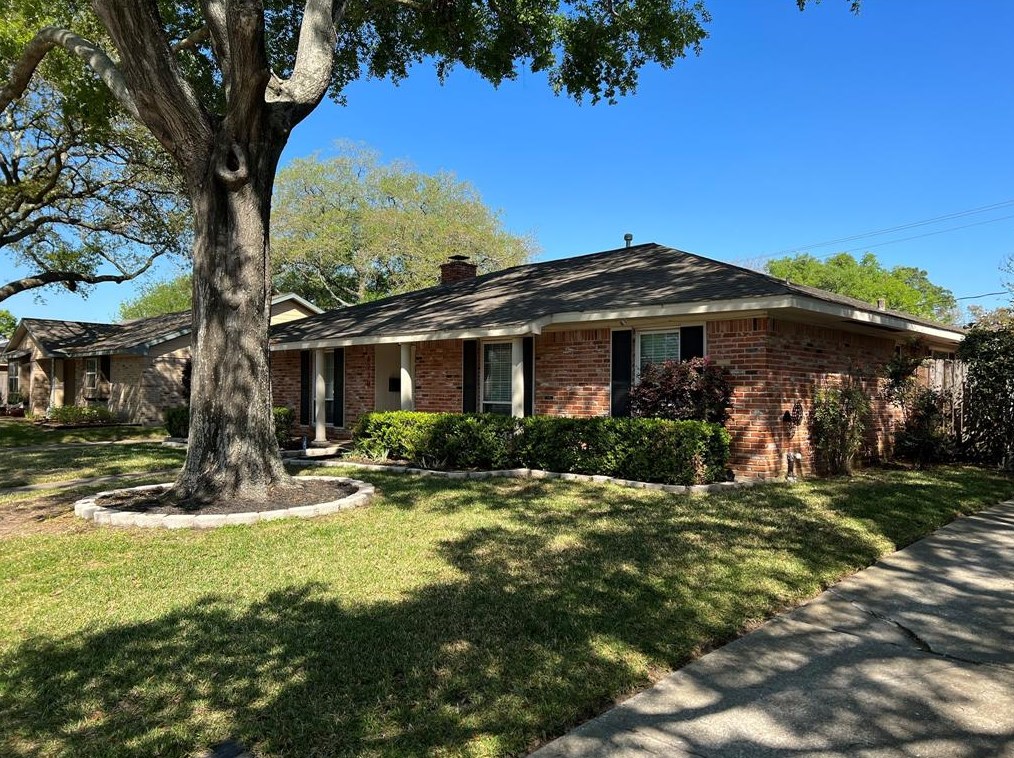 6230 Rutherglenn Dr, Houston TX  77096-4607 exterior