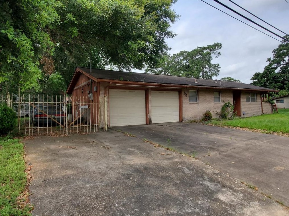 10434 Bretton Dr, Houston TX  77016-3222 exterior