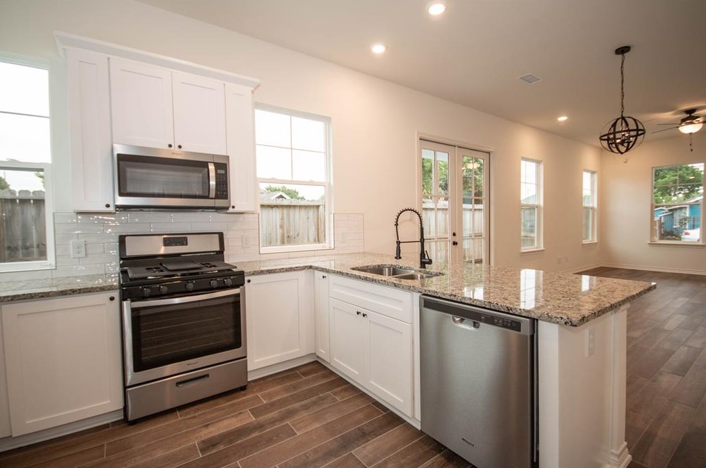 220 74 1/2, Houston TX 77011-4861 exterior