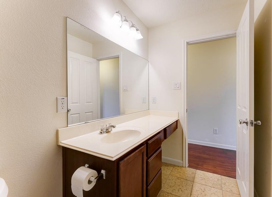 2542 Skyview Pt, Houston TX  77047-8120 exterior