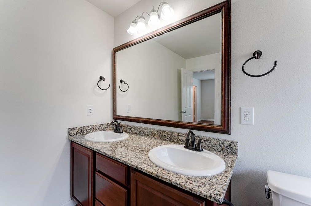 2542 Skyview Pt, Houston TX  77047-8120 exterior