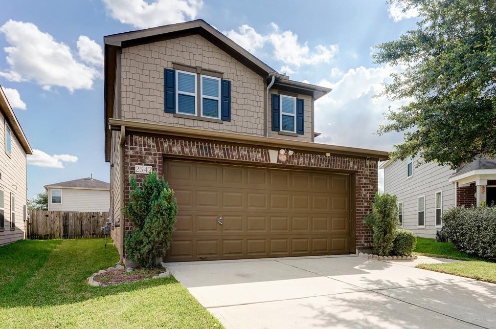 2542 Skyview Point Dr, Houston TX  77047-8118 exterior