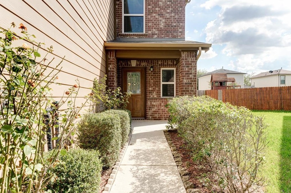2542 Skyview Pt, Houston TX  77047-8120 exterior