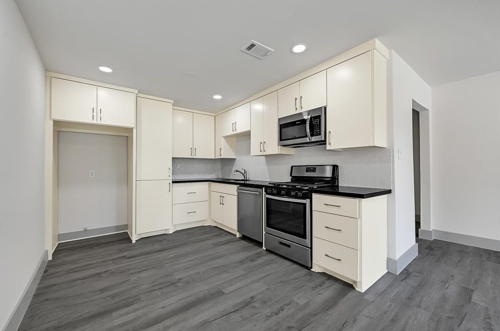 4917 Angleton St, Houston TX  77033-3821 exterior