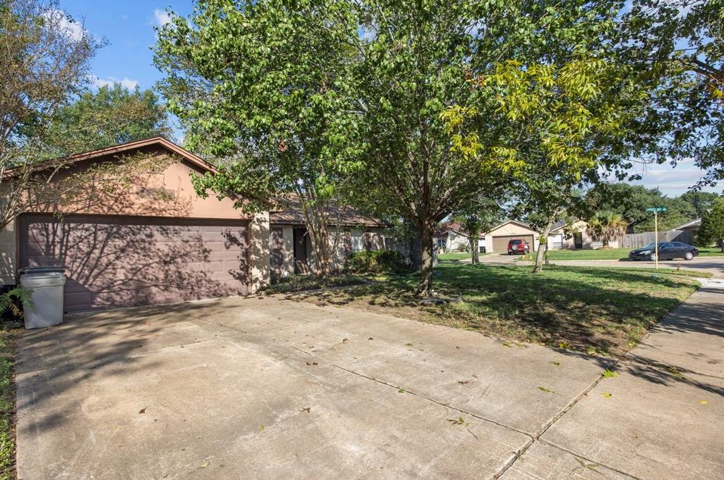 4335 Apache Meadow Dr, Katy TX  77449-4026 exterior