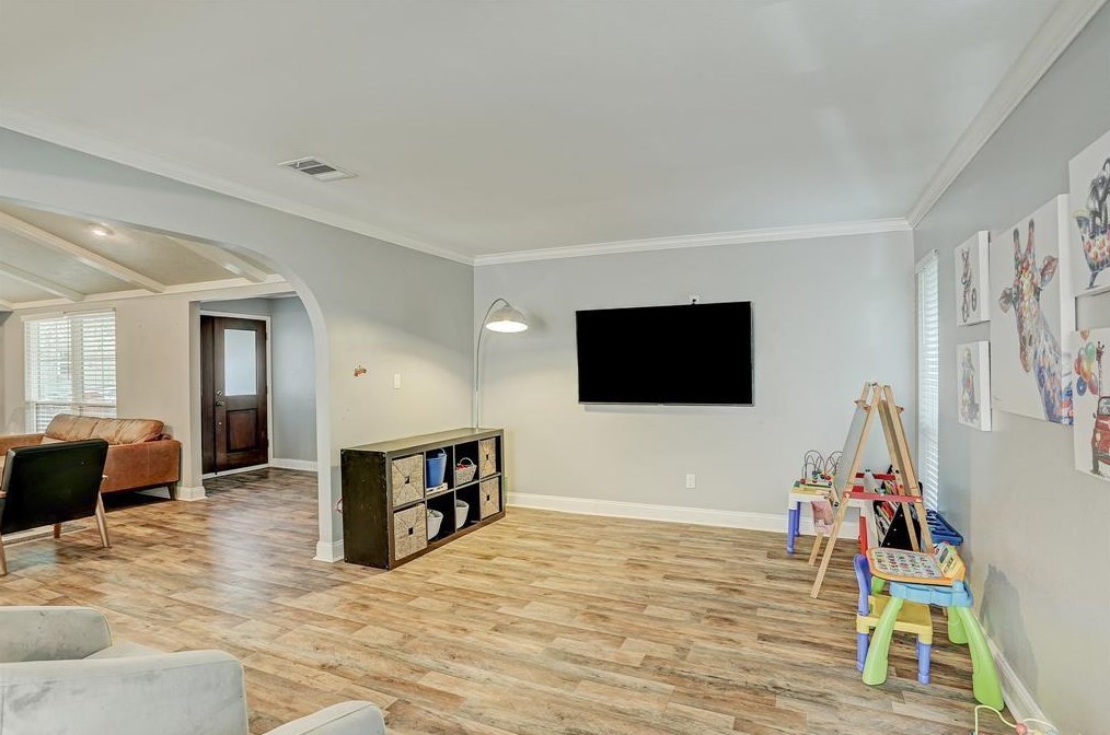 2222 Walnut Bend Ln, Houston TX  77042-2821 exterior
