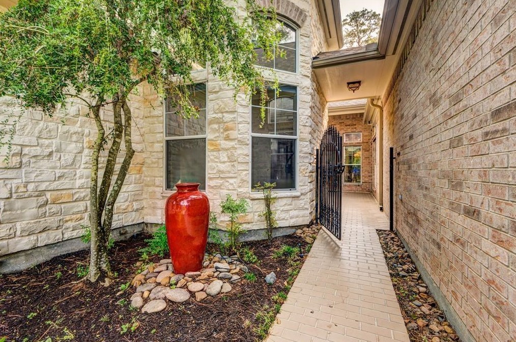 2 Prosewood Ct, Spring TX  77381-4365 exterior