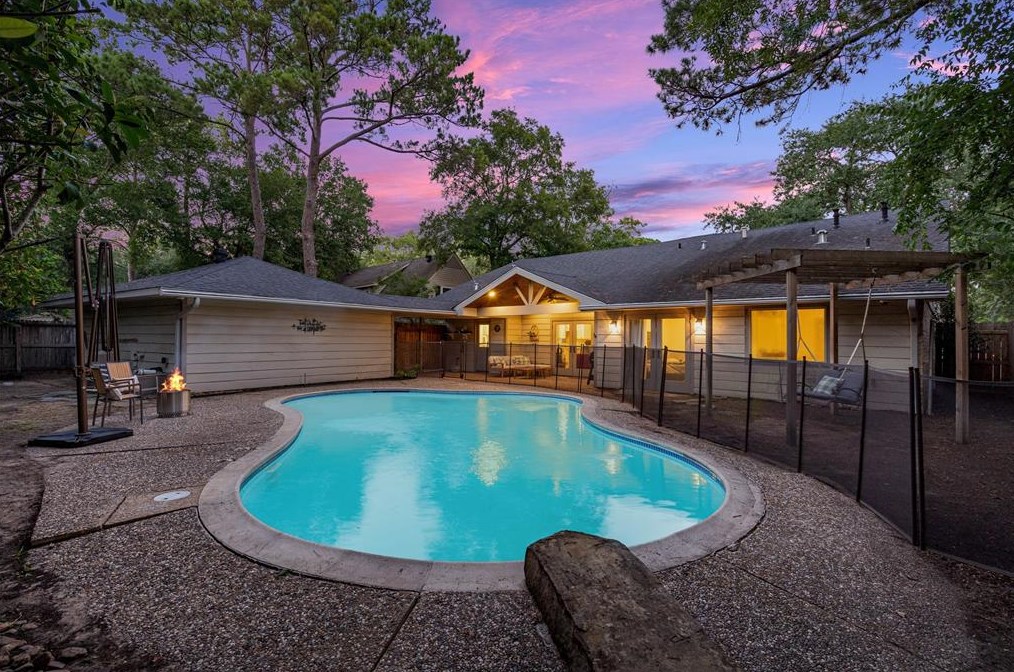807 Greenpark Dr, Houston TX  77072-1050 exterior