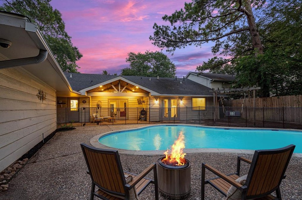 807 Greenpark Dr, Houston TX  77072-1050 exterior