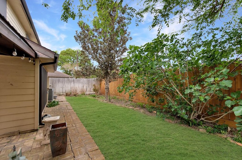 1615 Westbranch Dr, Houston TX  77072-1035 exterior