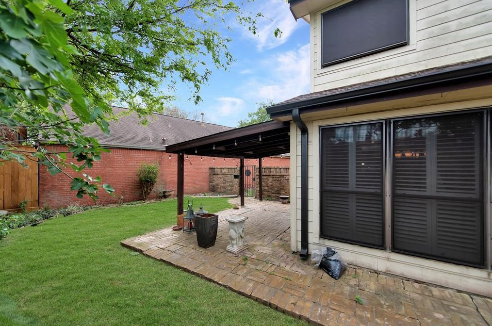 1615 Westbranch Dr, Houston TX  77072-1035 exterior