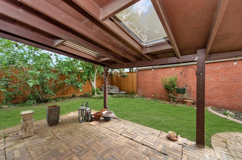 1615 Westbranch Dr, Houston TX  77072-1035 exterior