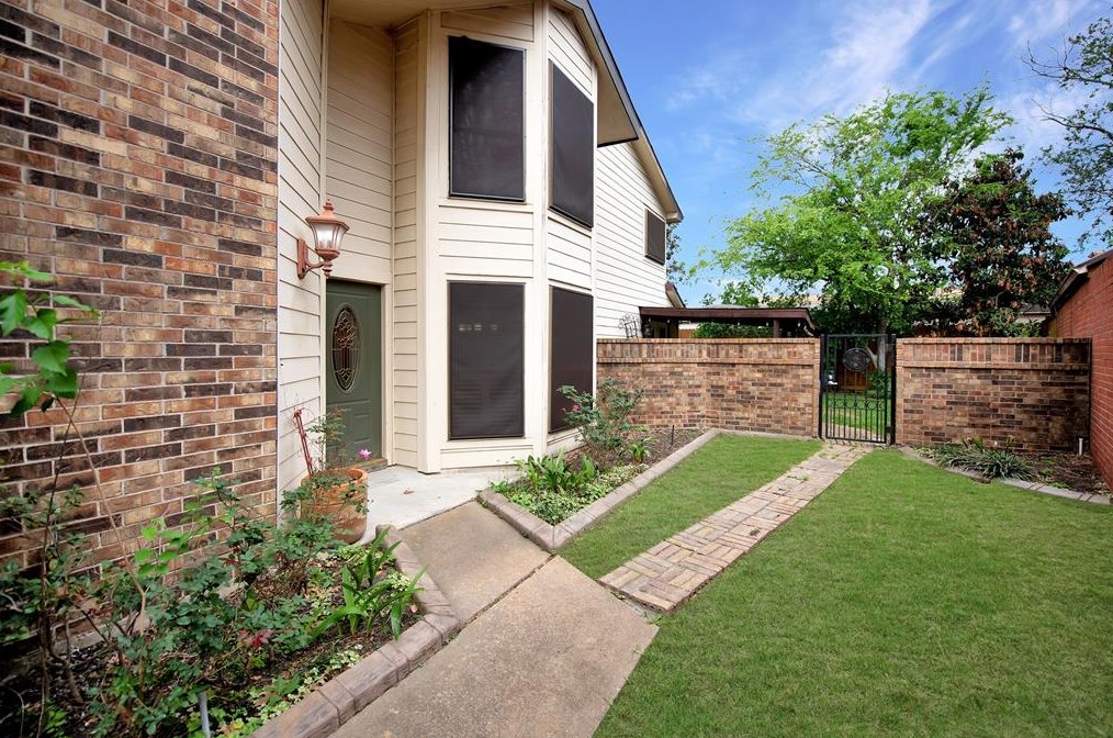 1615 Westbranch Dr, Houston TX  77077-3830 exterior