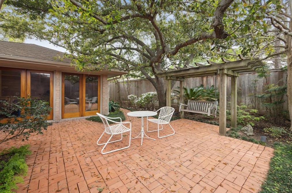 10038 Wickersham Ln, Houston TX  77027-4014 exterior
