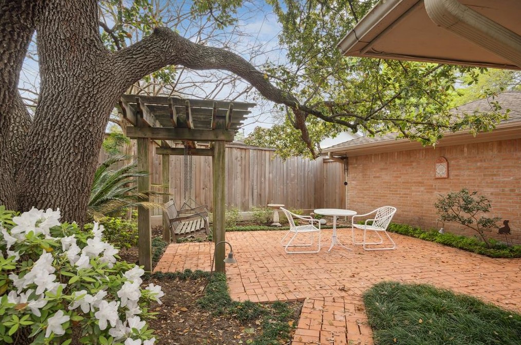 10038 Wickersham Ln, Houston TX  77027-4014 exterior