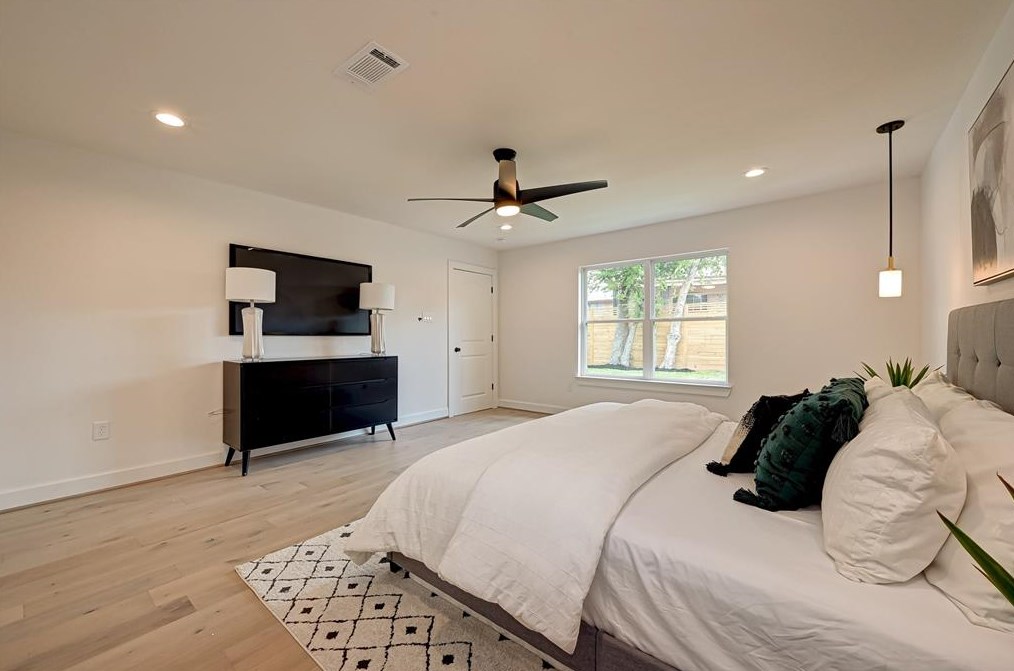 2311 Stoney Brook Dr, Houston TX  77063-6164 exterior