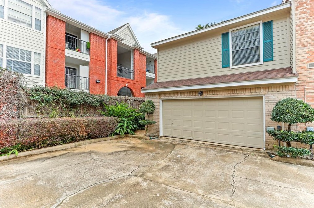2220 Bering Dr, Houston TX  77057-4764 exterior