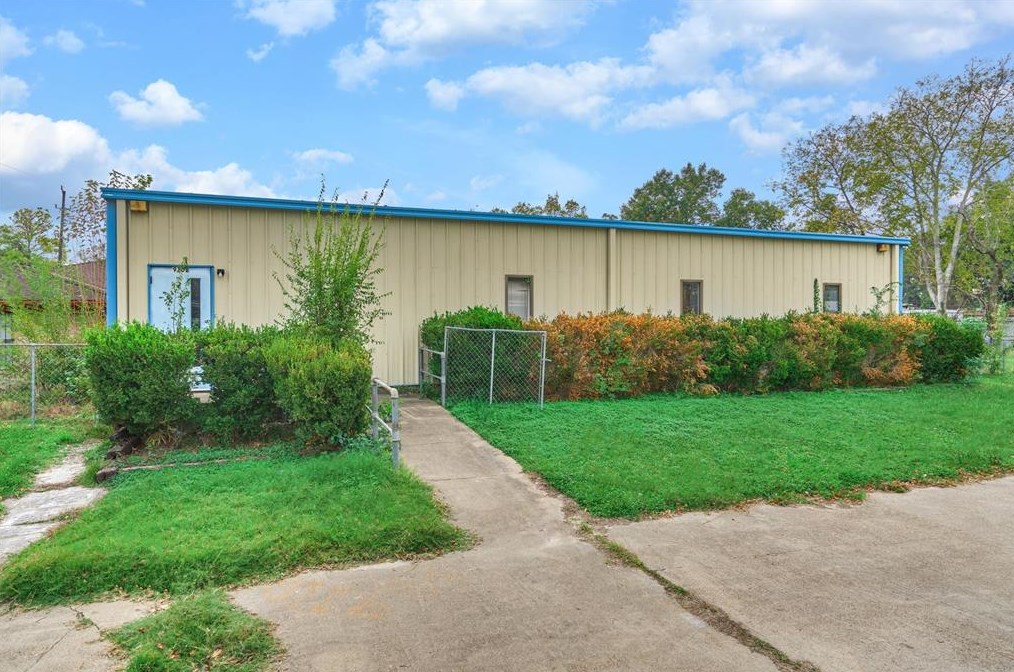 9103 Shl Crk Dr, Houston TX  77064-1617 exterior