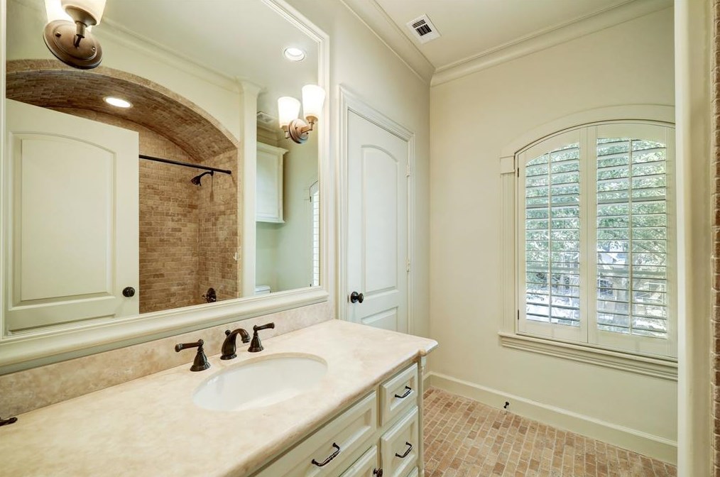 2733 Cason St, Houston TX  77005-3812 exterior