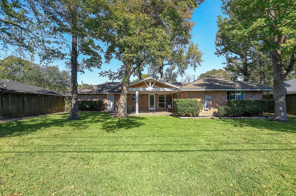 8923 Blankenship Dr, Houston TX  77080-3002 exterior